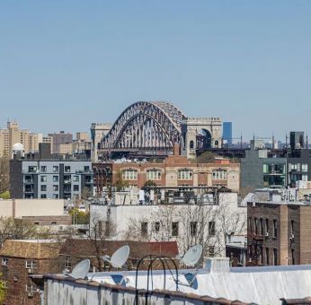 Rooftop terrace with city view at Astoria Inn LaGuardia Hotel.