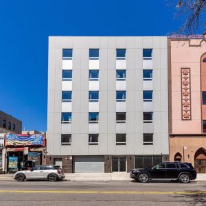 Street parking at Astoria Inn LaGuardia Hotel.