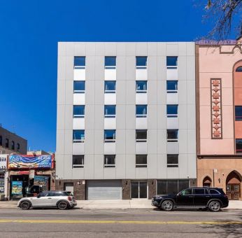 Street parking at Astoria Inn LaGuardia Hotel.