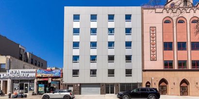 Street parking at Astoria Inn LaGuardia Hotel.