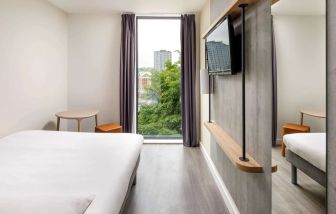 Day rooms with natural light at Ibis Budget Sheffield Centre St Marys Gate.