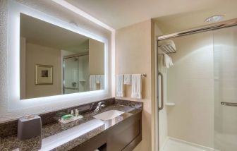 Guest bathroom with shower at Holiday Inn Express Atlanta Airport - North.