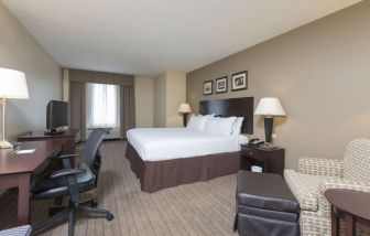 Day rooms equipped with desk and work space ideal for working remotely at Holiday Inn Aurora North- Naperville.