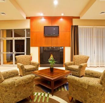 Lounge and coworking space at Holiday Inn Aurora North- Naperville.