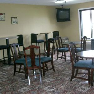 Dining and coworking space at Norwood Inn & Suites - Roseville.