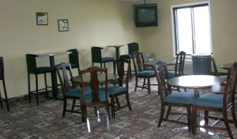 Dining and coworking space at Norwood Inn & Suites - Roseville.