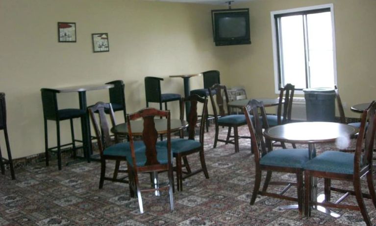 Dining and coworking space at Norwood Inn & Suites - Roseville.