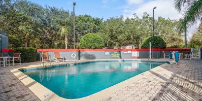 Relaxing outdoor pool at OYO Townhouse Orlando West.