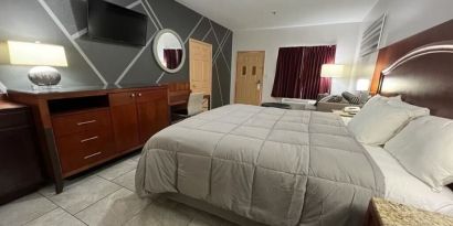 King bed with TV at Casa Rosa Inn.