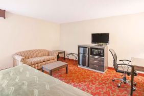 Norwood Inn & Suites Milwaukee