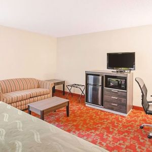 Norwood Inn & Suites Milwaukee