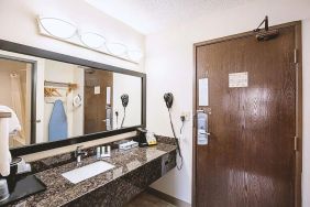 Norwood Inn & Suites Milwaukee