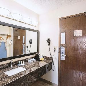 Norwood Inn & Suites Milwaukee