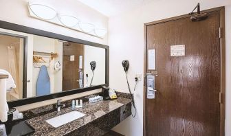 Norwood Inn & Suites Milwaukee