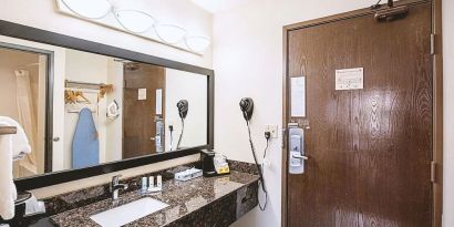 Norwood Inn & Suites Milwaukee