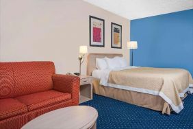 Norwood Inn & Suites La Crosse