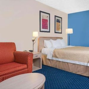 Norwood Inn & Suites La Crosse