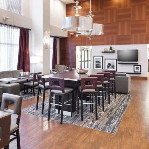 Dining area perfect for coworking at Hampton Inn Los Angeles-Orange County-Cypress.