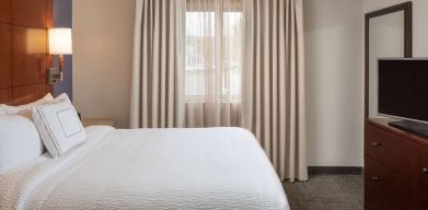 Sonesta ES Suites Nashville Brentwood guest room, featuring deluxe king bed, TV, and window.