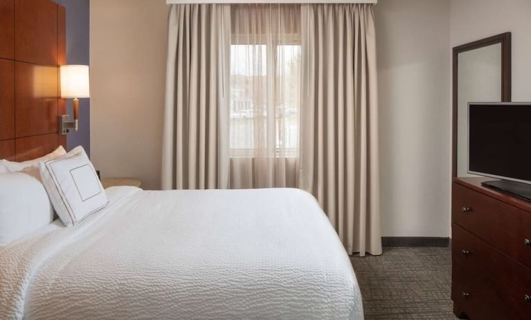 Sonesta ES Suites Nashville Brentwood guest room, featuring deluxe king bed, TV, and window.