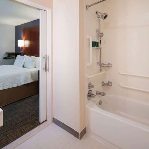 Sonesta ES Suites Nashville Brentwood ensuite bathroom, complete with bath and shower.