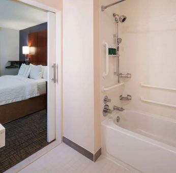 Sonesta ES Suites Nashville Brentwood ensuite bathroom, complete with bath and shower.