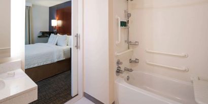 Sonesta ES Suites Nashville Brentwood ensuite bathroom, complete with bath and shower.