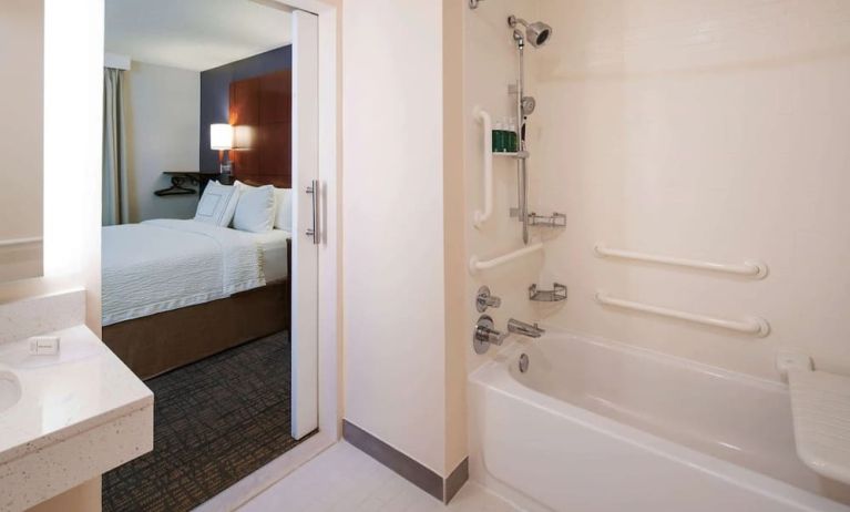 Sonesta ES Suites Nashville Brentwood ensuite bathroom, complete with bath and shower.