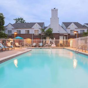 Sonesta ES Suites Cincinnati - Blue Ash’s outdoor pool is equipped with a pool lift and has numerous sun loungers nearby.