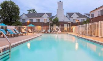 Sonesta ES Suites Cincinnati - Blue Ash’s outdoor pool is equipped with a pool lift and has numerous sun loungers nearby.