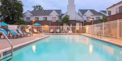 Sonesta ES Suites Cincinnati - Blue Ash’s outdoor pool is equipped with a pool lift and has numerous sun loungers nearby.