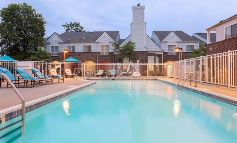 Sonesta ES Suites Cincinnati - Blue Ash’s outdoor pool is equipped with a pool lift and has numerous sun loungers nearby.