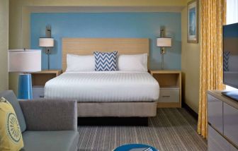 Double bed guest room in Sonesta ES Suites Cincinnati - Blue Ash, including sofa, window, and TV.