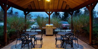 Sonesta Simply Suites Cleveland North Olmsted Airport’s gazebo has an overhead fan, barbecue, and tables and chairs.