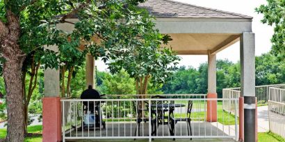 The hotel’s gazebo has outdoor seating under cover and barbecue facilities.