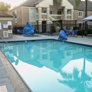 Sonesta ES Suites San Jose Airport’s outdoor pool features a nearby hot tub, as well as sun loungers, and tables and chairs.