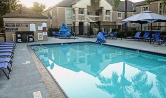 Sonesta ES Suites San Jose Airport’s outdoor pool features a nearby hot tub, as well as sun loungers, and tables and chairs.