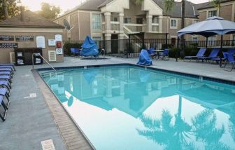 Sonesta ES Suites San Jose Airport’s outdoor pool features a nearby hot tub, as well as sun loungers, and tables and chairs.