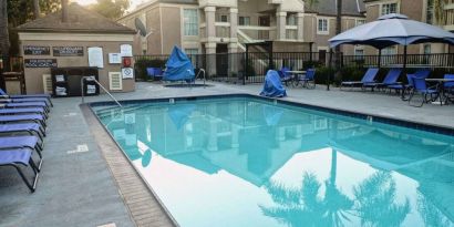 Sonesta ES Suites San Jose Airport’s outdoor pool features a nearby hot tub, as well as sun loungers, and tables and chairs.