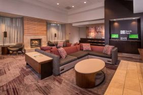 Sonesta Select Arlington Rosslyn’s lobby lounge has comfortable sofa and chair seating, coffee tables, and a fireplace.