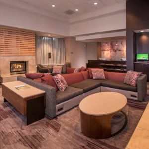 Sonesta Select Arlington Rosslyn’s lobby lounge has comfortable sofa and chair seating, coffee tables, and a fireplace.