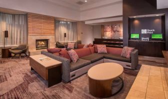 Sonesta Select Arlington Rosslyn’s lobby lounge has comfortable sofa and chair seating, coffee tables, and a fireplace.