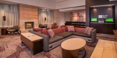 Sonesta Select Arlington Rosslyn’s lobby lounge has comfortable sofa and chair seating, coffee tables, and a fireplace.