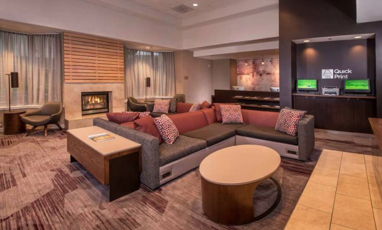 Sonesta Select Arlington Rosslyn’s lobby lounge has comfortable sofa and chair seating, coffee tables, and a fireplace.