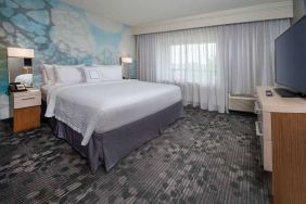 Double bed guest room in Sonesta Select Allentown Bethlehem Airport, featuring window and TV.