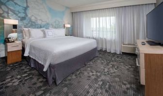 Double bed guest room in Sonesta Select Allentown Bethlehem Airport, featuring window and TV.