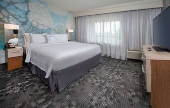 Double bed guest room in Sonesta Select Allentown Bethlehem Airport, featuring window and TV.