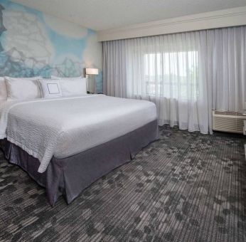 Double bed guest room in Sonesta Select Allentown Bethlehem Airport, featuring window and TV.