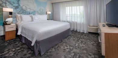 Double bed guest room in Sonesta Select Allentown Bethlehem Airport, featuring window and TV.