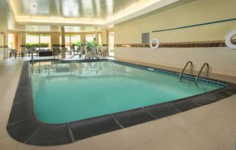 Sonesta Select Allentown Bethlehem Airport’s indoor pool has a lift, and numerous chairs nearby.